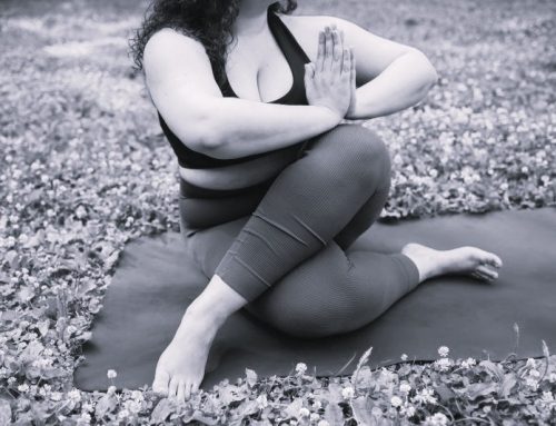 Curvy Yoga für Frauen mit etwas „mehr“